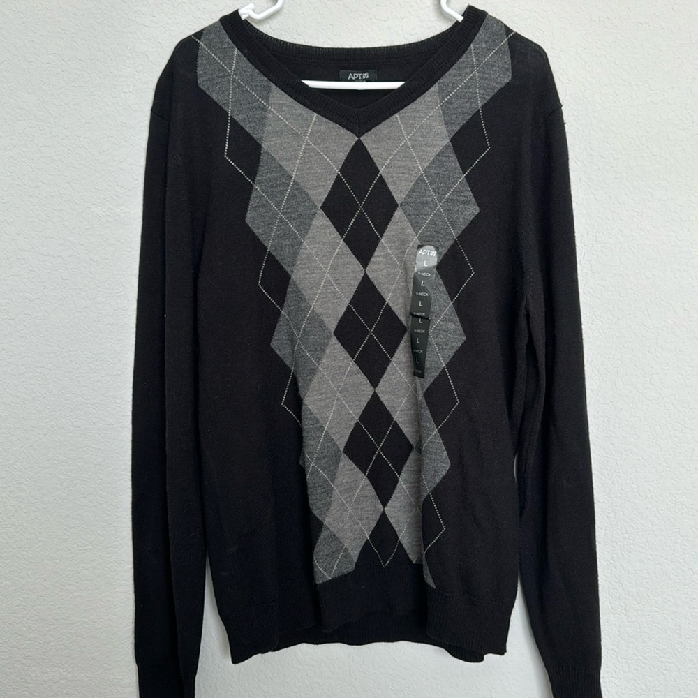 NWOT Men’s V-neck sweater